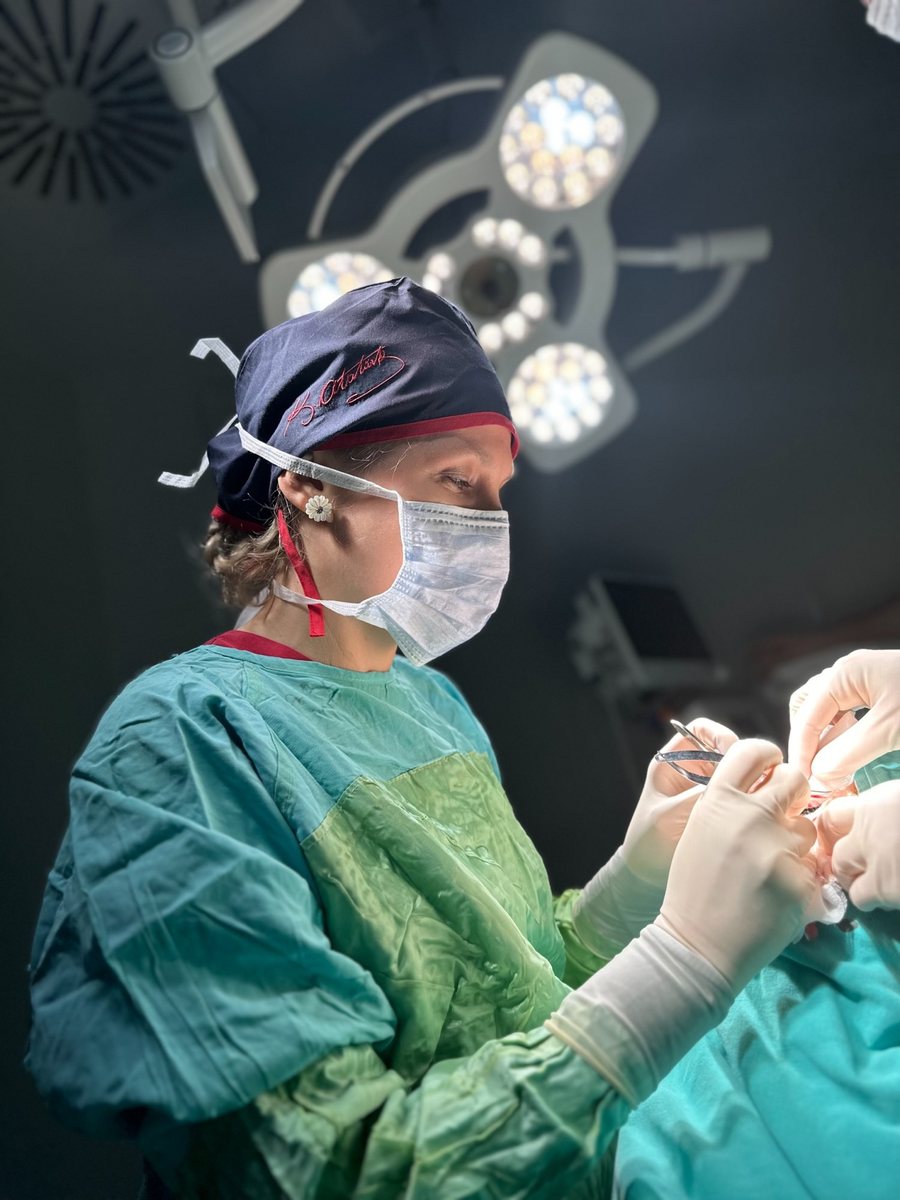 Op. Dr. Şeyda Atabay ameliyathanede.